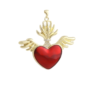 Dettaglio del ciondolo a cuore in oro 18k con ali rosse smaltate e inserti in cristallo