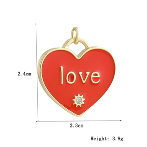 Dettaglio pendente cuore rosso con incisione love dorata e misure 2,4 cm x 2,3 cm