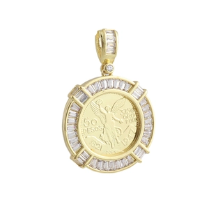 Dettaglio del ciondolo a moneta d'oro con emblema della dea e cornice in zirconi lucidi