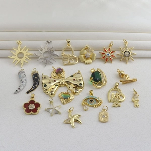 Sélection détaillée de pendentifs soleil et cœur plaqués or 18 carats pour bijoux DIY
