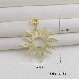 Détail du pendentif soleil plaqué or 18k avec dimensions précises de 3,1cm par 2,6cm