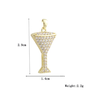 Makroansicht des 18k vergoldeten Martiniglas-Anhängers mit Maßen 2,9cm mal 1,4cm