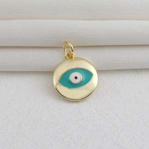 Primer plano de un colgante ojo turco dorado con esmalte para creación de joyas caseras