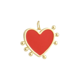Dettaglio del ciondolo a cuore in smalto rosso placcato oro 18k con piccole perle