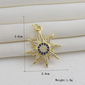Détail du pendentif soleil en or 18k avec zircons bleus, taille 2,6cm x 2,0cm