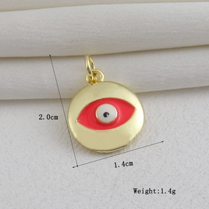 Vista detallada del colgante ojo turco bañado en oro 18k con medidas de 2,0x1,4cm