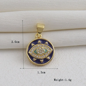 Detalle del colgante de ojo turco bañado en oro de 18k con esmalte azul y cristales finos