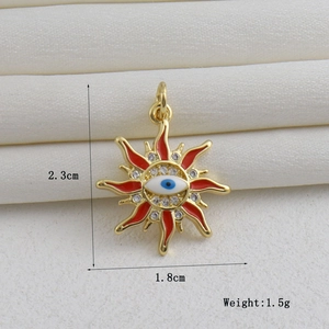 Détails du pendentif soleil doré 18 carats avec œil protecteur et accents en émail rouge