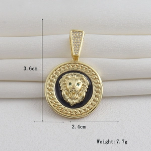 Vista detallada del colgante redondo de cabeza de león en oro 18k con ojos de cristal