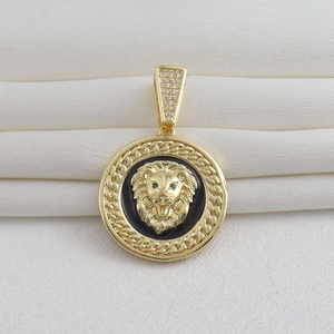 Detalle del colgante cabeza de león en oro 18k con ojos verdes y esmalte negro