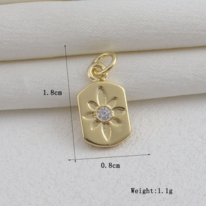 Vue détaillée du pendentif soleil plaqué or 18k avec dimensions 1,8cm x 0,8cm et poids 1,1g