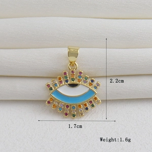 Vista detallada del colgante ojo turco chapado en oro 18k con medidas 2,2x1,7 cm