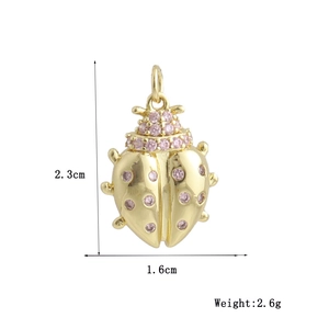 Detailansicht eines Marienkäfer-Anhängers mit 18k Goldbeschichtung und rosa Zirkonia