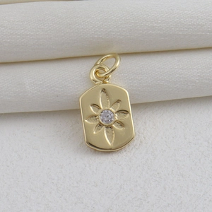 Vue macro d'un pendentif fleur de soleil plaqué or 18k avec zircon brillant