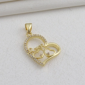 Gros plan du pendentif cœur plaqué or 18k avec cristaux et inscription d'amour