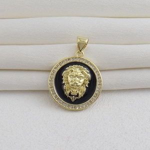 Detalle macro del colgante de cabeza de león chapado en oro 18k con esmalte negro