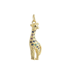 Detailaufnahme eines 18k vergoldeten Giraffenanhängers mit bunten Zirkoniasteinen