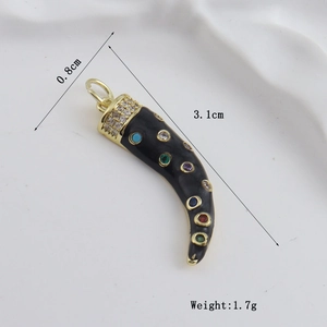 Détail du pendentif corne plaqué or avec émail noir et pierres colorées, longueur 3,1 cm