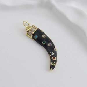 Pendentif corne doré 18 carats avec cristaux colorés et finition en émail noir élégant