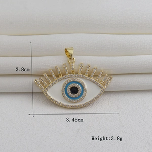 Vista detallada del colgante ojo turco bañado en oro de 18k, tamaño 2,8cm de alto y 3,45cm ancho