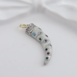 Pendentif Cornicello en laiton plaqué or 18k avec émail blanc et cristaux multicolores