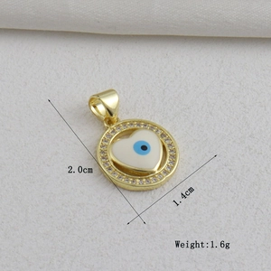 Detalle de colgante de ojo turco de corazón de oro de 18k con dimensiones 2,0x1,4cm y 1,6g