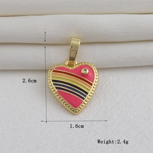 Vista macro de colgante corazón bañado en oro 18k con esmalte colorido y medidas