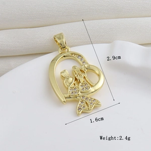 Détail du pendentif cœur plaqué or 18 carats avec zircon montrant la hauteur 2,9 cm