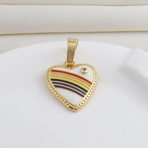 Detalle de colgante de corazón chapado en oro con esmalte de arco iris e incrustación