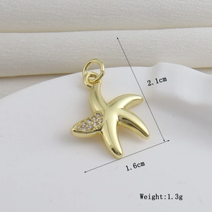 Détail du pendentif étoile de mer plaqué or 18k avec cristaux blancs et dimensions