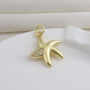 Pendentif étoile de mer plaqué or 18 carats avec pierres en zircon et anneau de suspension