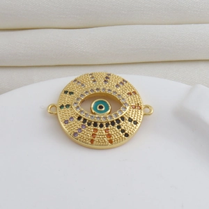 Detalle del conector de ojo turco chapado en oro con circonitas de colores engastadas