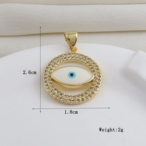 Detalle del colgante de ojo turco dorado con circón azul, tamaño 2.6cm x 1.8cm, peso 2g