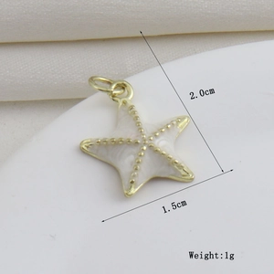 Détail d'un pendentif étoile de mer plaqué or 18 carats avec émail blanc et dimensions