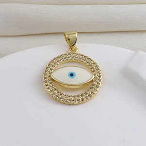 Vista macro de colgante de ojo turco de oro 18k con iris azul y pavé de circonitas