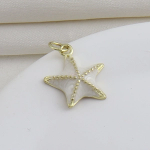 Vue détaillée d'un pendentif étoile en émail marbré avec des bords dorés plaqués 18k