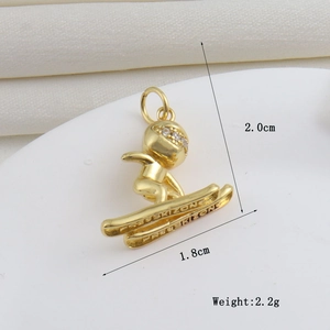 Vue macro d'un pendentif skieur en or 18k avec dimensions et gravure SKI ZONE