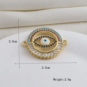Detalle de colgante de ojo de la suerte bañado en oro de 18k con piedras y dimensiones