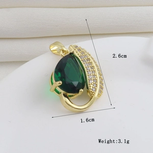 Détail du pendentif poire avec pierre verte en or 18 carats et petits diamants blancs