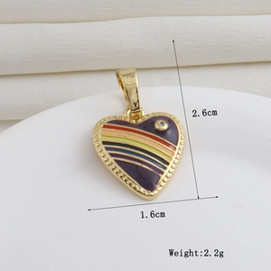 Vista macro del colgante de corazón en oro de 18k con diseño de arcoíris y cristal