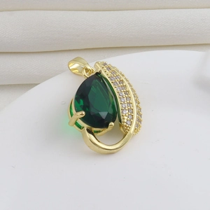 Détail macro du pendentif en forme de larme vert émeraude avec zircons blancs micro-pavés