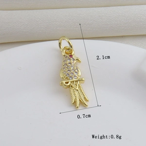 Détail macro du pendentif oiseau plaqué or 18k avec dimensions 2,1cm par 0,7cm