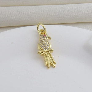 Pendentif perroquet plaqué or 18 carats avec zircons blancs et détails œil de rubis