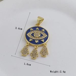 Detalle de colgante ojo turco de oro 18k con esmalte azul y circonitas, de 3,4 cm