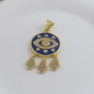 Detalle del colgante de ojo turco bañado en oro 18k con mano de Fátima y esmalte azulado