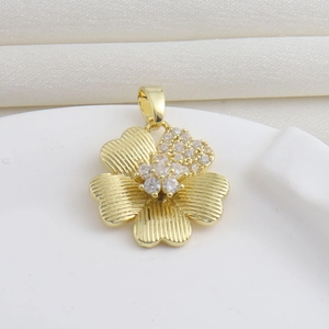 Vue macro du pendentif fleur plaqué or avec pétales rayés et incrustation de zircone
