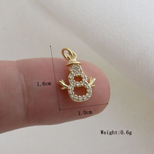 Detailed view of 1.6cm snowman pendant with size markings and weight at 0.6g