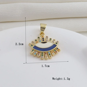 Vista macro del colgante ojo turco oro 18k con altura 2,2cm y un peso total de 1,3g