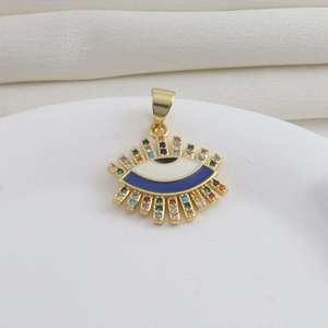 Detalle de colgante de ojo turco chapado en oro 18k con esmalte azul y circonitas de colores