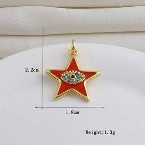 Vista macro del colgante estrella bañado en oro 18k con esmalte rojo y ojo turco